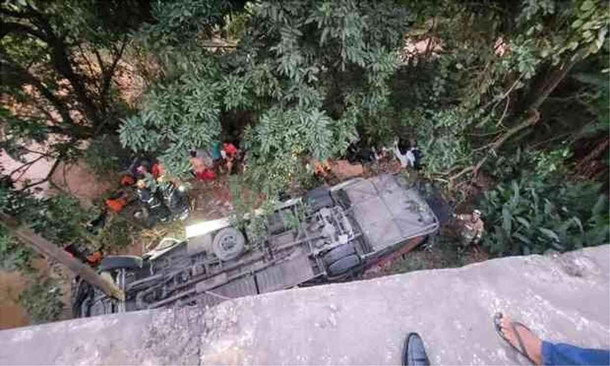 Ônibus de time de futebol cai em Minas: corpos são liberados para famílias - Corpo de Bombeiros