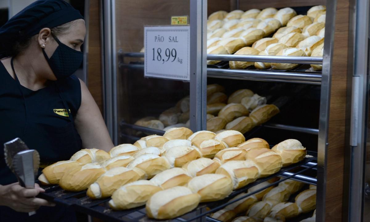 Com pão francês ou doce, café da manhã em BH está mais salgado - Túlio Santos/EM/D.A Press