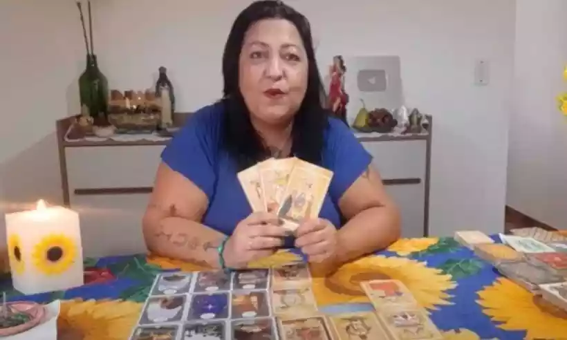 Vidente tira cartas para saber se Lula confiscará poupança de brasileiros - Reprodução/Youtube Luz de Cigana Sulamita - OFICIAL