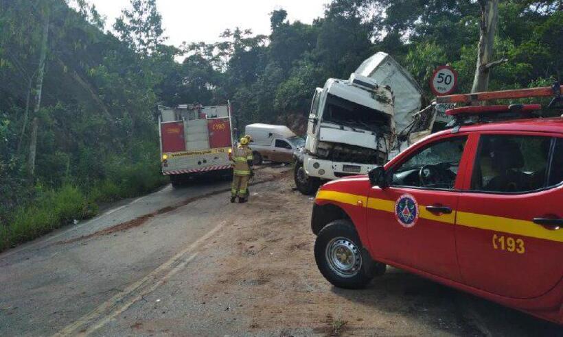 Batida entre carro e caminhão fere duas pessoas na MG-129 - SALA DE IMPRENSA CBMMG