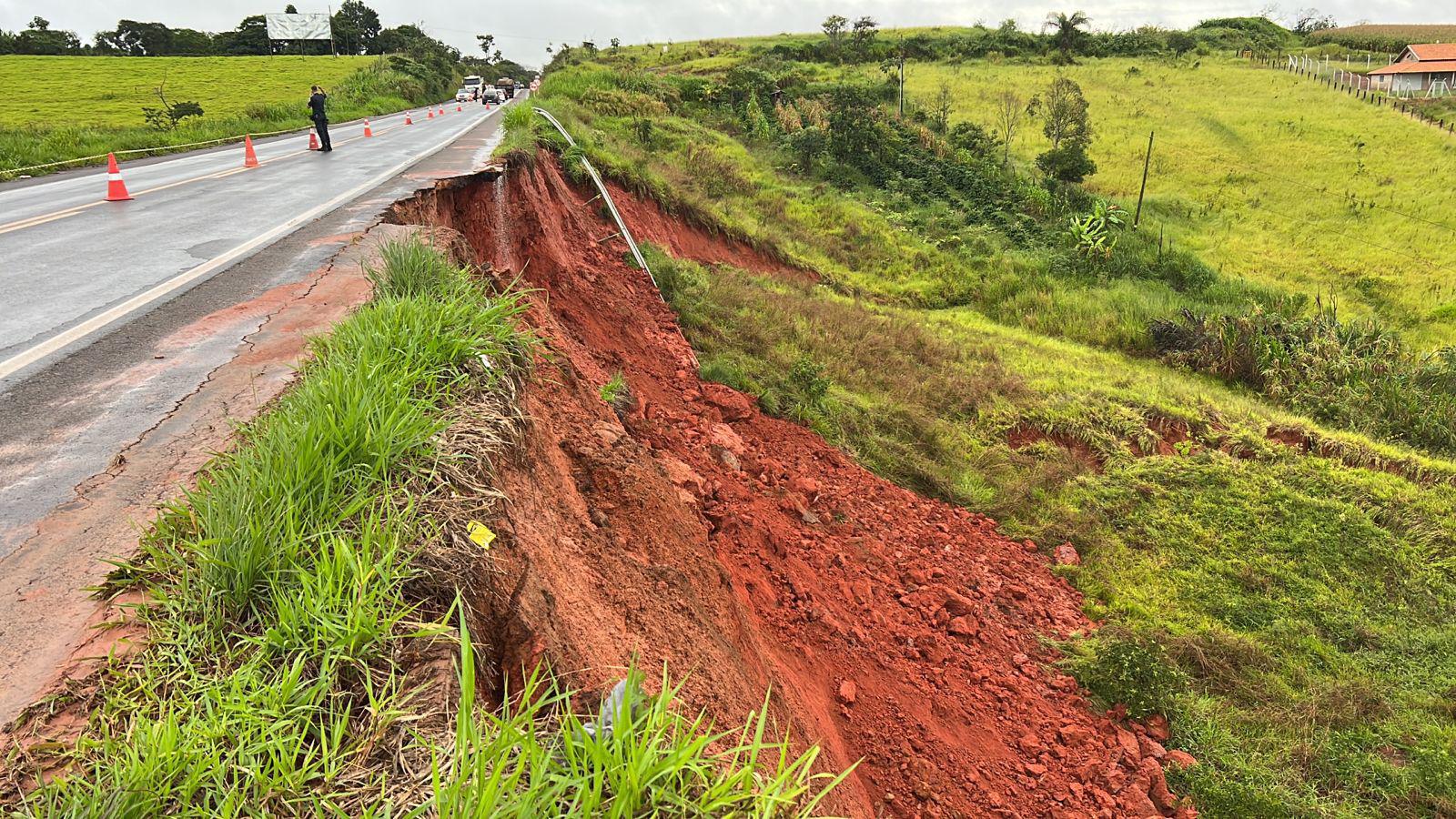 Trecho da MGC-491, no Sudoeste de Minas, é interditado por causa de chuvas - PMP