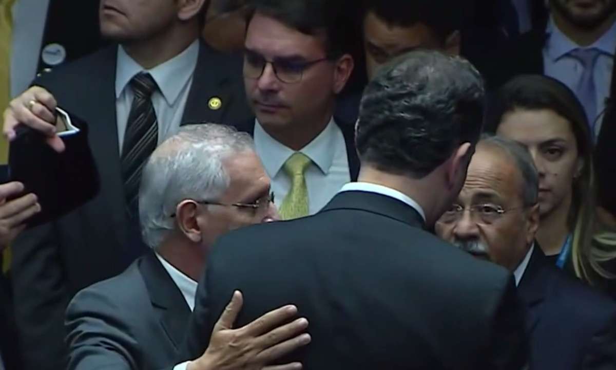 Flávio Bolsonaro não cumprimenta Pacheco por reeleição ao Senado - Reprodução