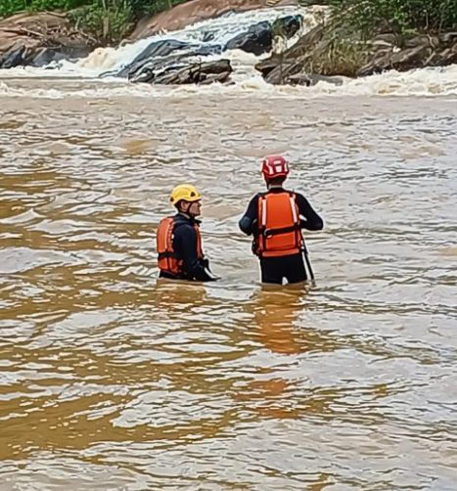 Bombeiros fazem busca por menino de 11 anos que teria se afogado em rio - foto: Redes Sociais/Reprodução