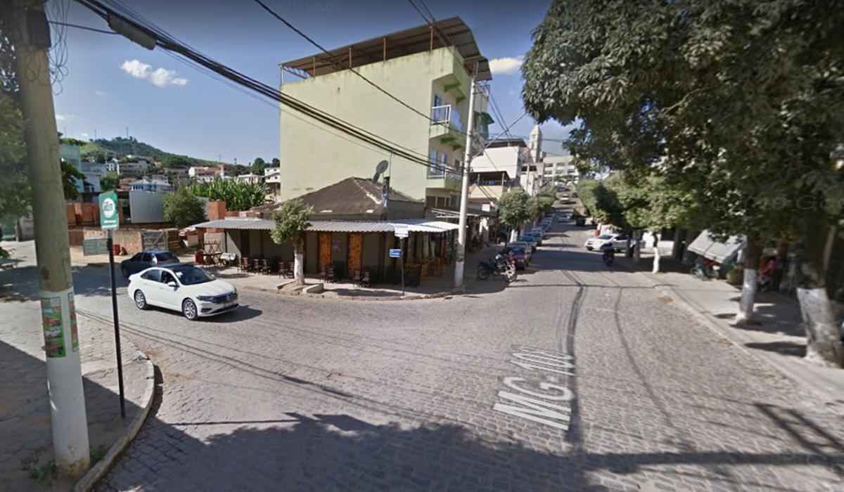 Homem abusa de adolescente, de mulheres e ataca policiais militares - Google Street View