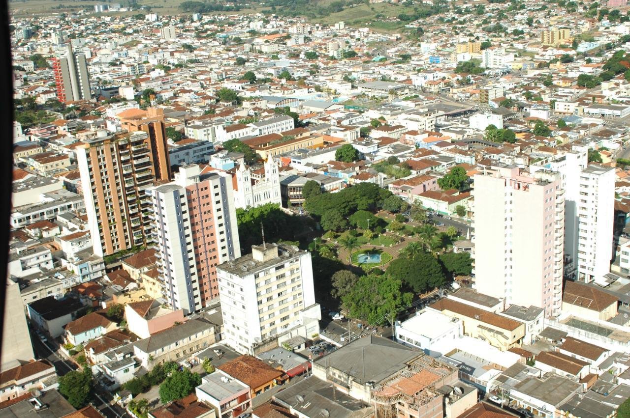 Homem morre depois de ser espancado, baleado e carbonizado em Passos - Acervo Folha da Manhã