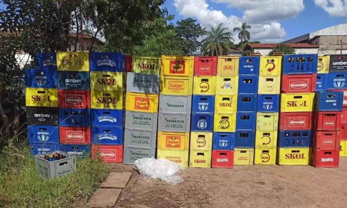 PM apreende cerca de 1,1 mil caixas com cervejas adulteradas - PMMG/Divulgação