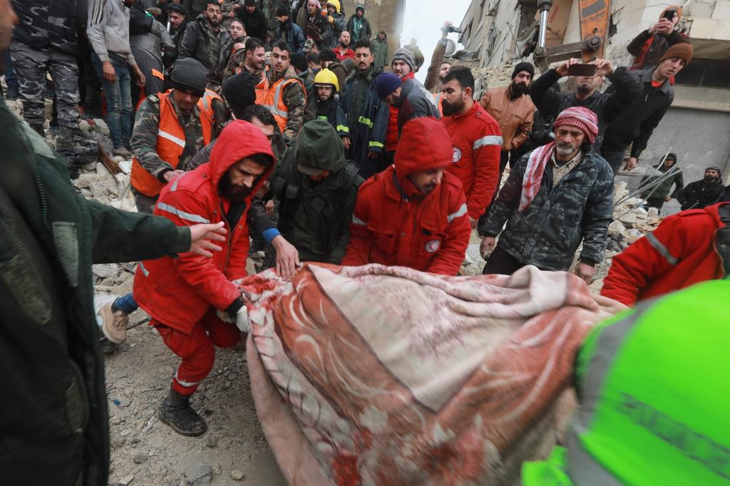 Pelo menos 560 mortos na Síria devido ao terremoto, segundo novos balanços provisórios - LOUAI BESHARA / AFP