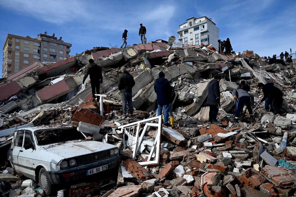 Número de mortos em terremotos na Síria e Turquia passa de 5 mil - OZAN KOSE / AFP