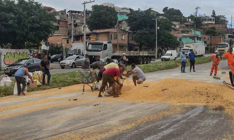 Acidente no Anel: população saqueia carga de milho espalhada na pista