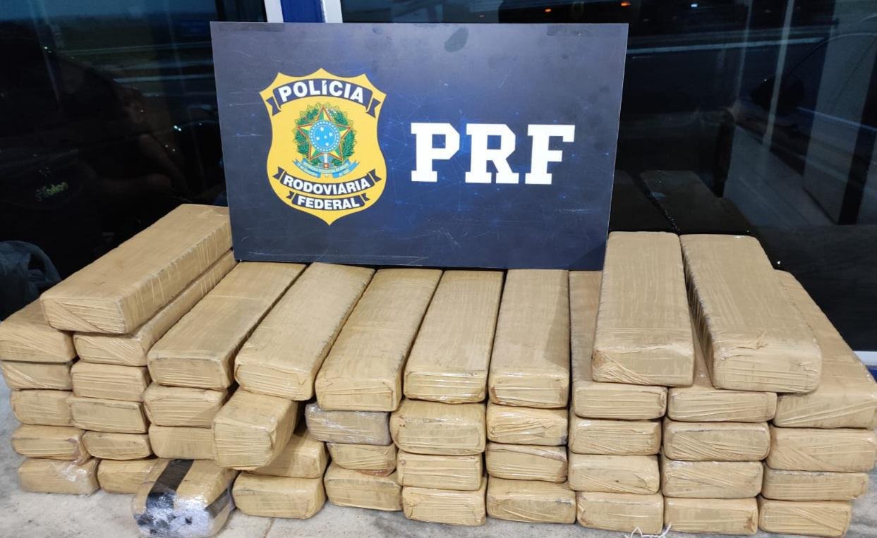 Casal, com filha de 4 anos, é preso transportando 42 kg de maconha - Divulgação/PRF