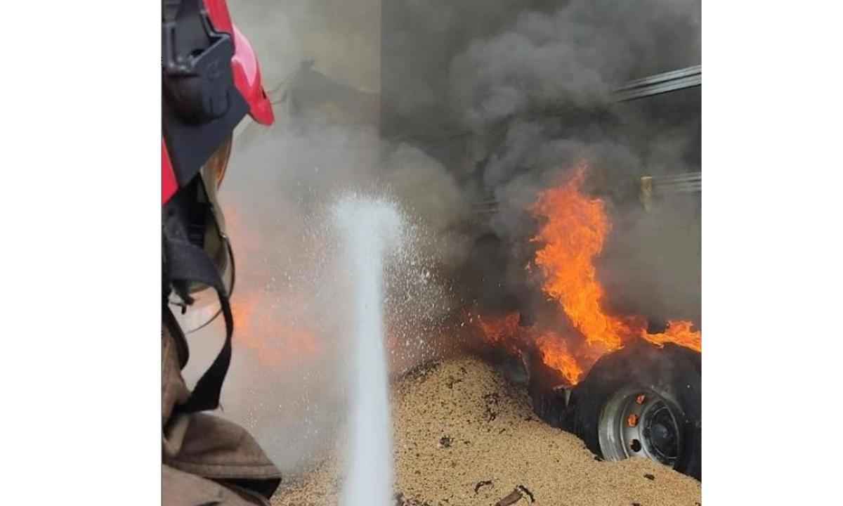Caminhão estacionado em posto de combustíveis explode e pega fogo - Corpo de Bombeiros de Sacramento/Divulgação
