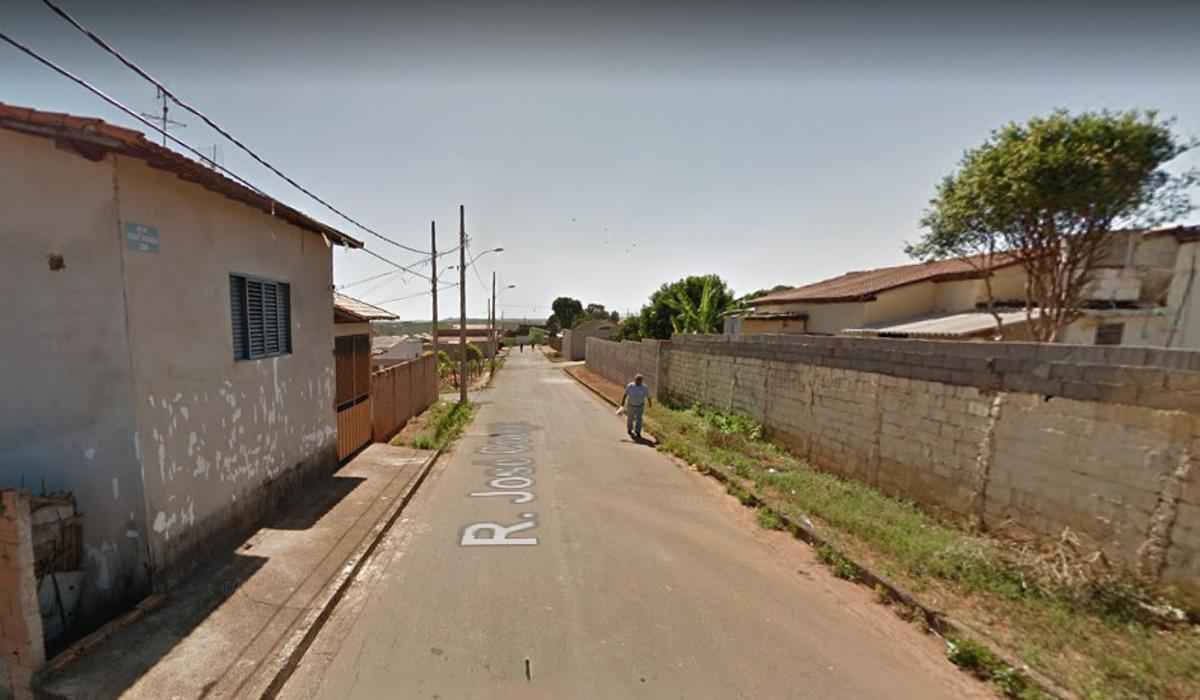 Criança tenta proteger mãe de ser morta pelo próprio pai em Três Pontas - Google Street View