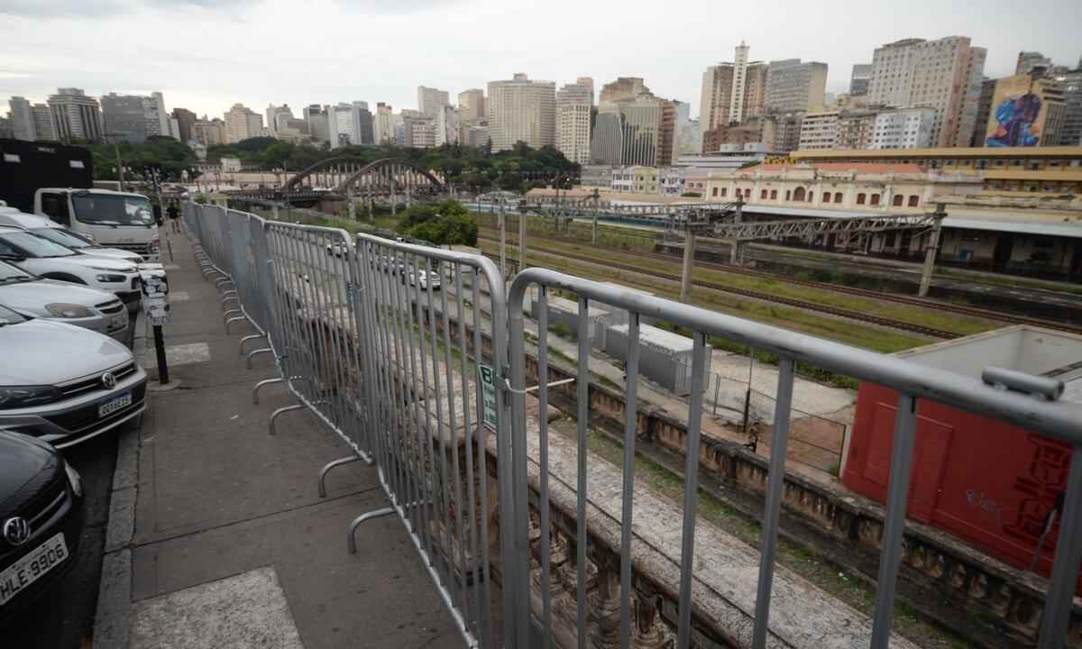 Carnaval de BH: rua Sapucaí recebe grades de proteção - Túlio Santos/EM/D.A Press