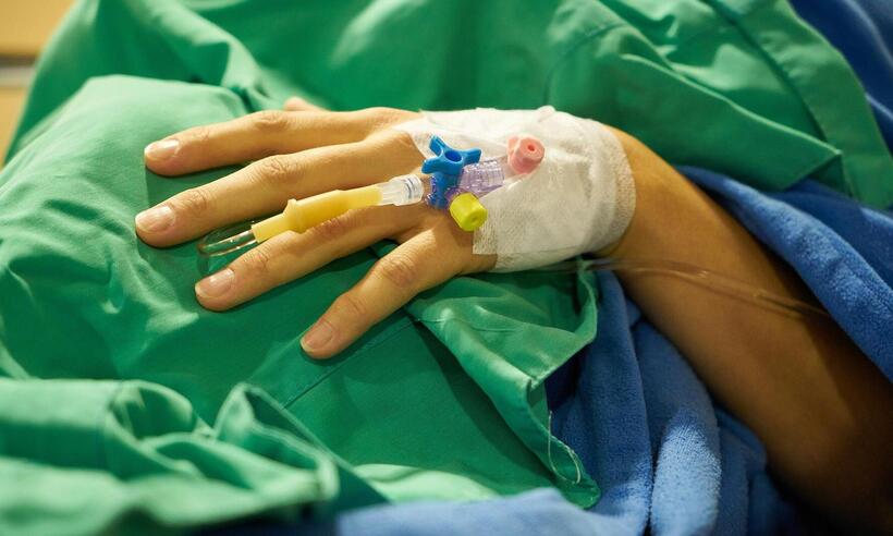 mão de mulher recebendo soro -  (crédito: Engin Akyurt/Pixabay )