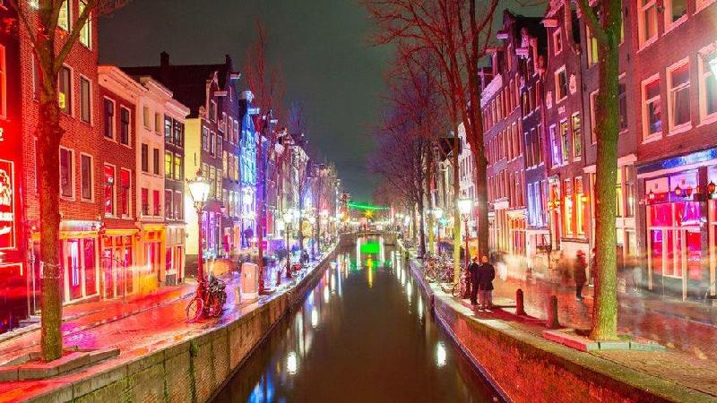 Por que Amsterdã vai proibir consumo de maconha em famosa área de prostituição - BBC