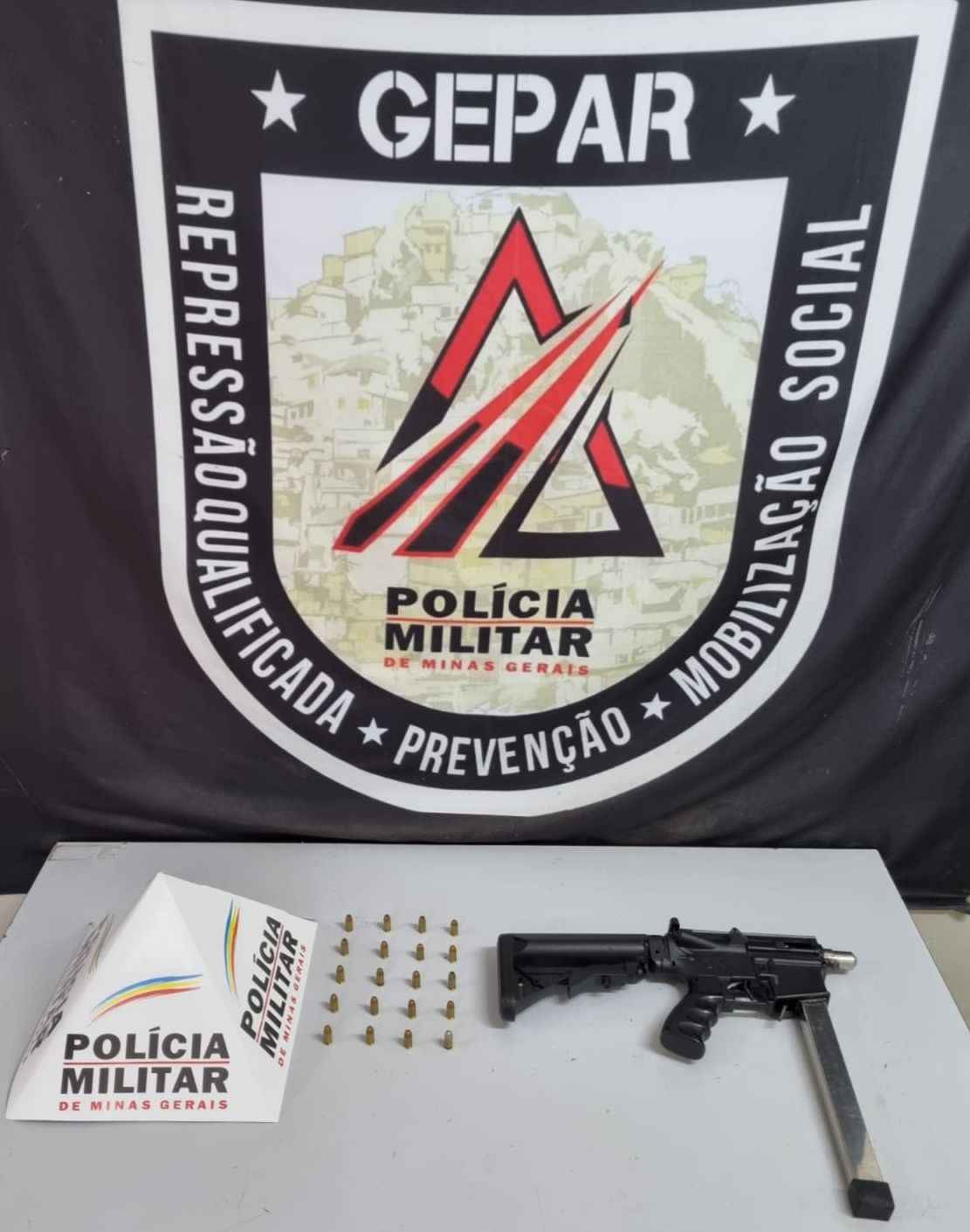 Homem é preso com submetralhadora em Sabará  - Foto: Polícia Militar/Divulgação