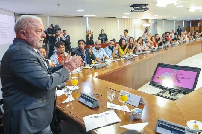 Lula, de p&eacute;, fala durante reuni&atilde;o com influencers