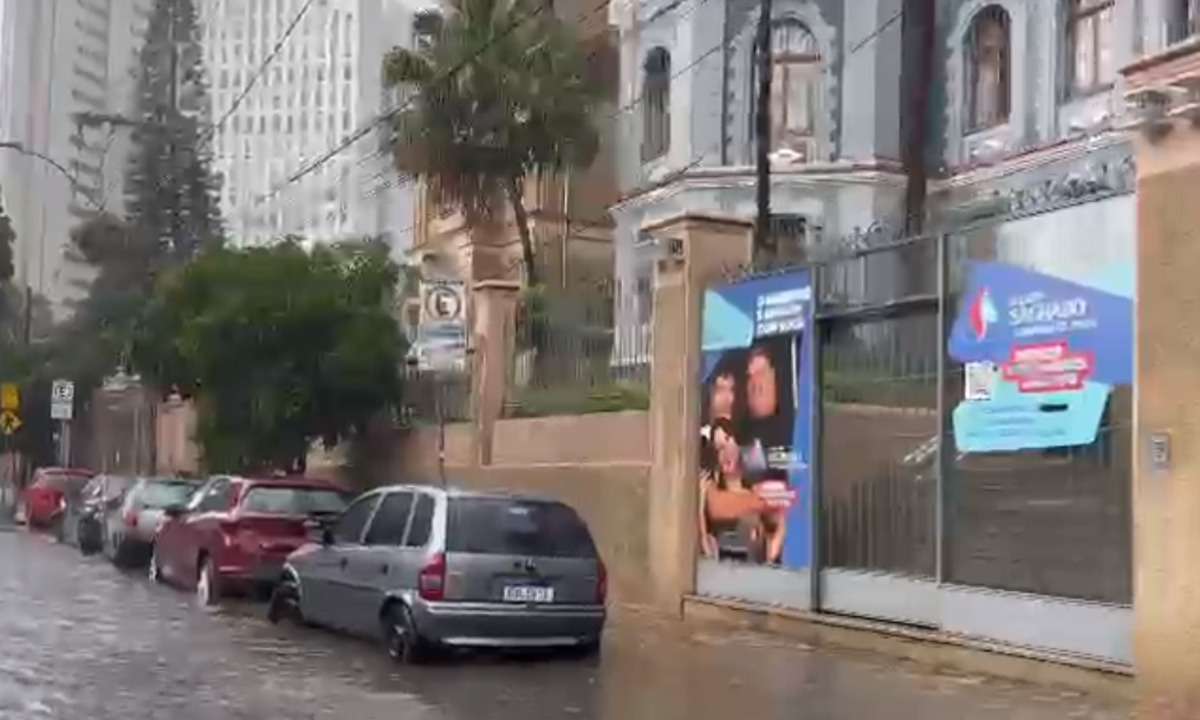 Chuva em BH: vídeo mostra Rua Professor Moraes alagada - Ramon Lisboa/EM/D.A Press
