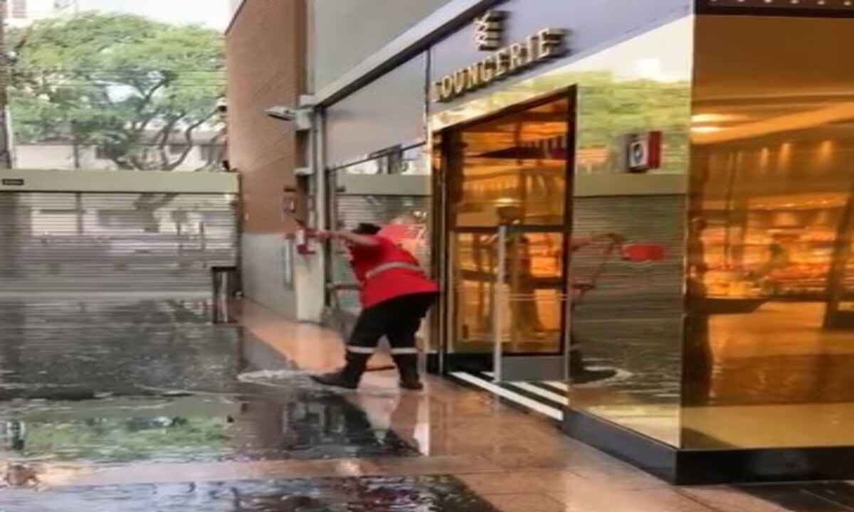 Vídeo: chuva em BH causa alagamento em loja do Pátio Savassi - Reprodução