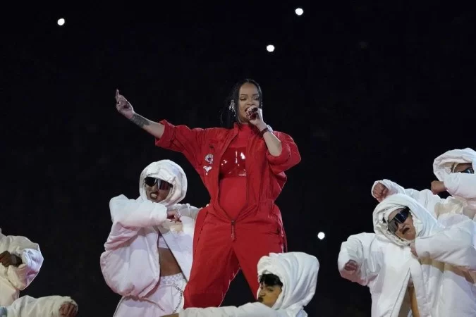 Rihanna flutua sobre o Super Bowl e levanta suspeita de gravidez - TIMOTHY A. CLARY / AFP