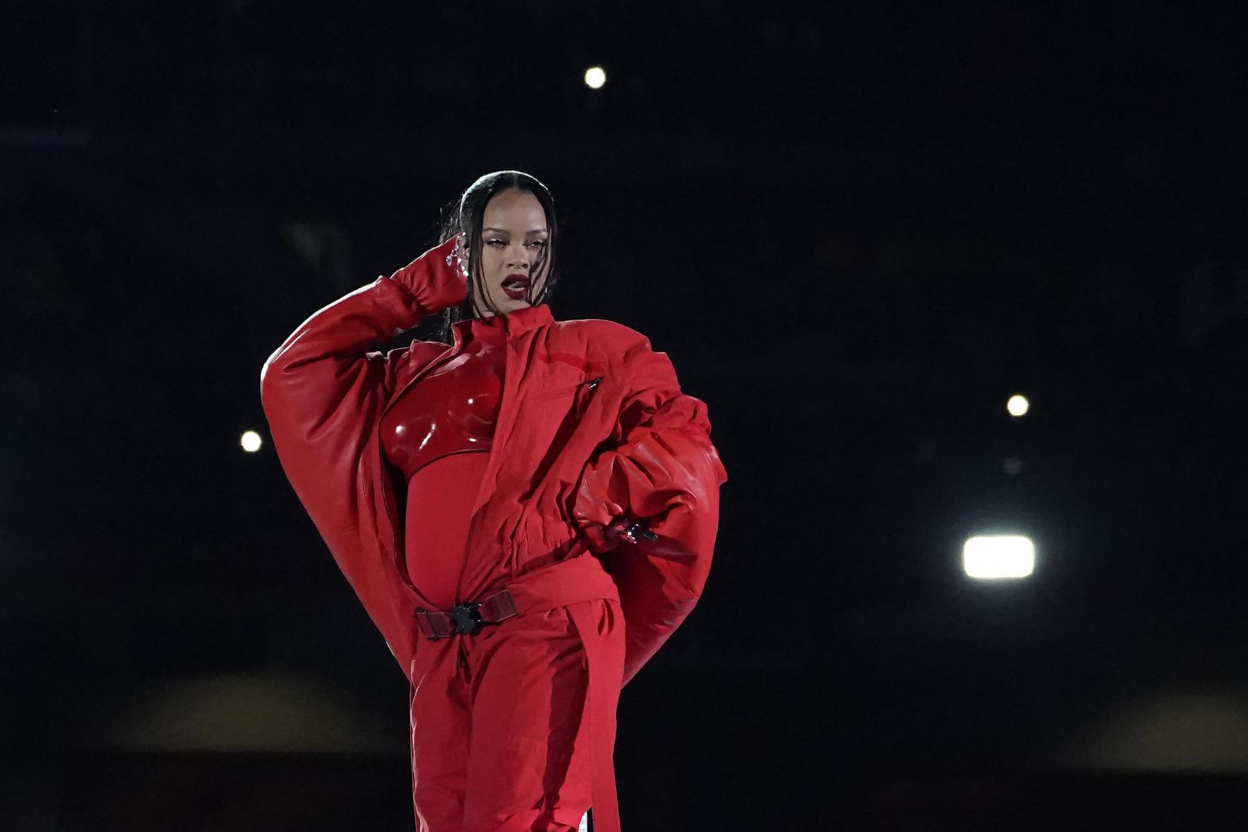 Saiba como Rihanna disfarçou gravidez para anúncio no Super Bowl - TIMOTHY A. CLARY / AFP