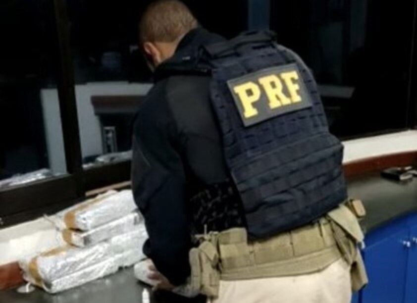 Mulher é presa com 15 tabletes de cocaína avaliados em R$ 2,9 milhões - PRF/Divulgação