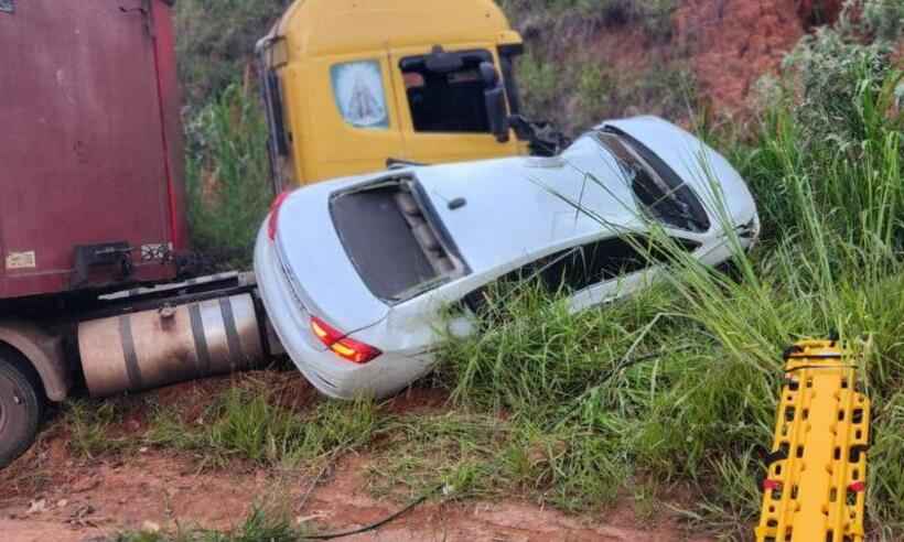 Duas pessoas morrem em acidente entre carro e caminhão em rodovia mineira - SALA DE IMPRENSA CBMMG