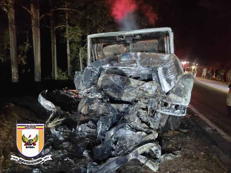 Batida entre carro e caminhão mata três pessoas em rodovia mineira - PMRv/Divulgação