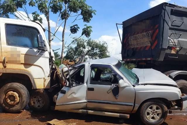 Motorista escapa sem ferimentos após caminhonete ser prensada por caminhões - Corpo de Bombeiros de Patos de Minas / Divulgação