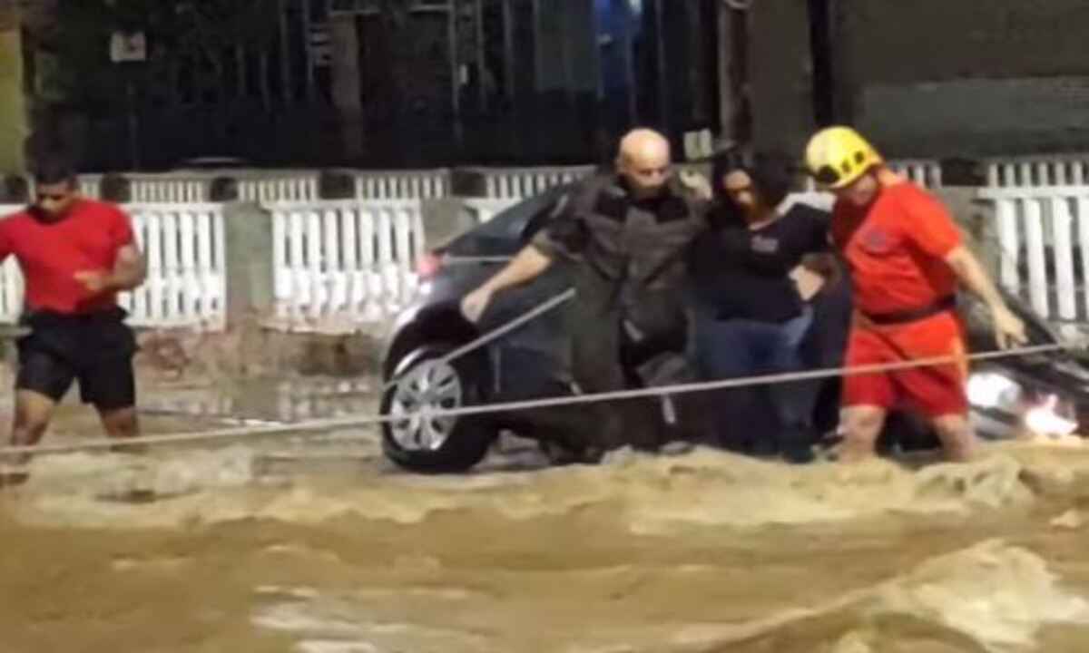 Vídeo registra resgate de pessoas ilhadas em carro durante temporal em BH - Redes sociais/Divulgação