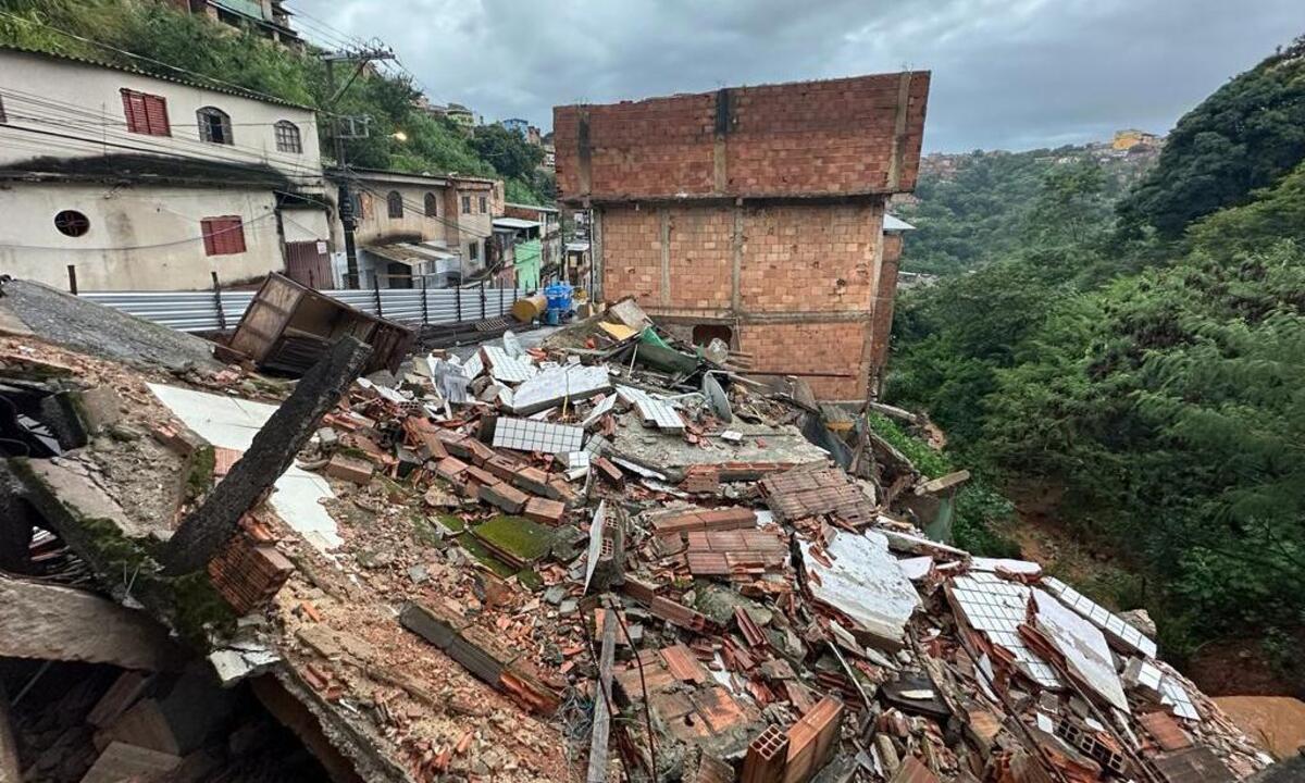 Casas desabam no bairro Taquaril, em Belo Horizonte - Ramon Lisboa/EM/D.A press