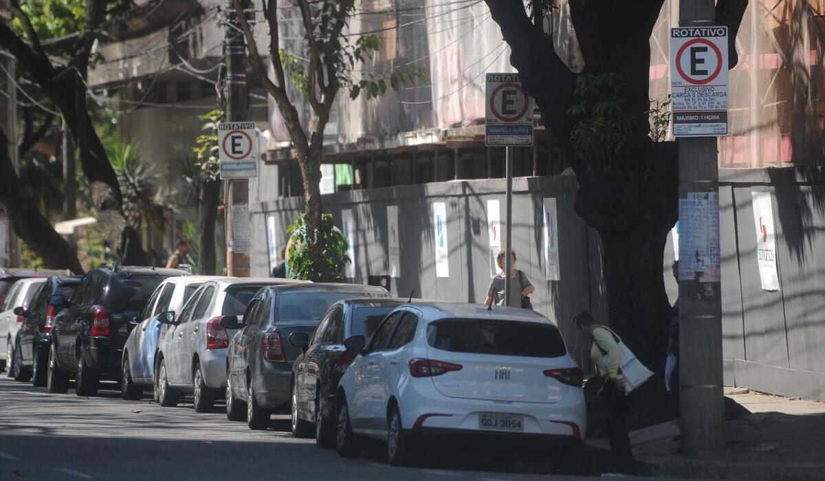 Estacionamento rotativo em rua da capital. -  (crédito: Leandro Couri/EM/D.A Press)