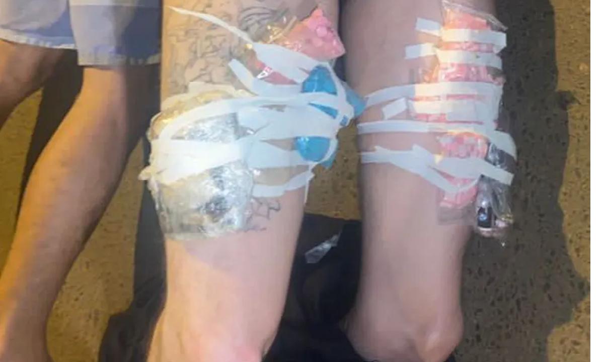Jovem é preso com quase 800 ecstasys e LSDs amarrados nas pernas com fitas - PMMG/Divulgação