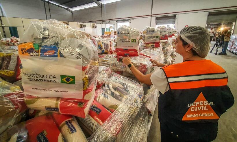 Defesa Civil de MG apoia no transporte de 3 mil cestas básicas para SP - Leandro Couri/EM/D.A. Press.