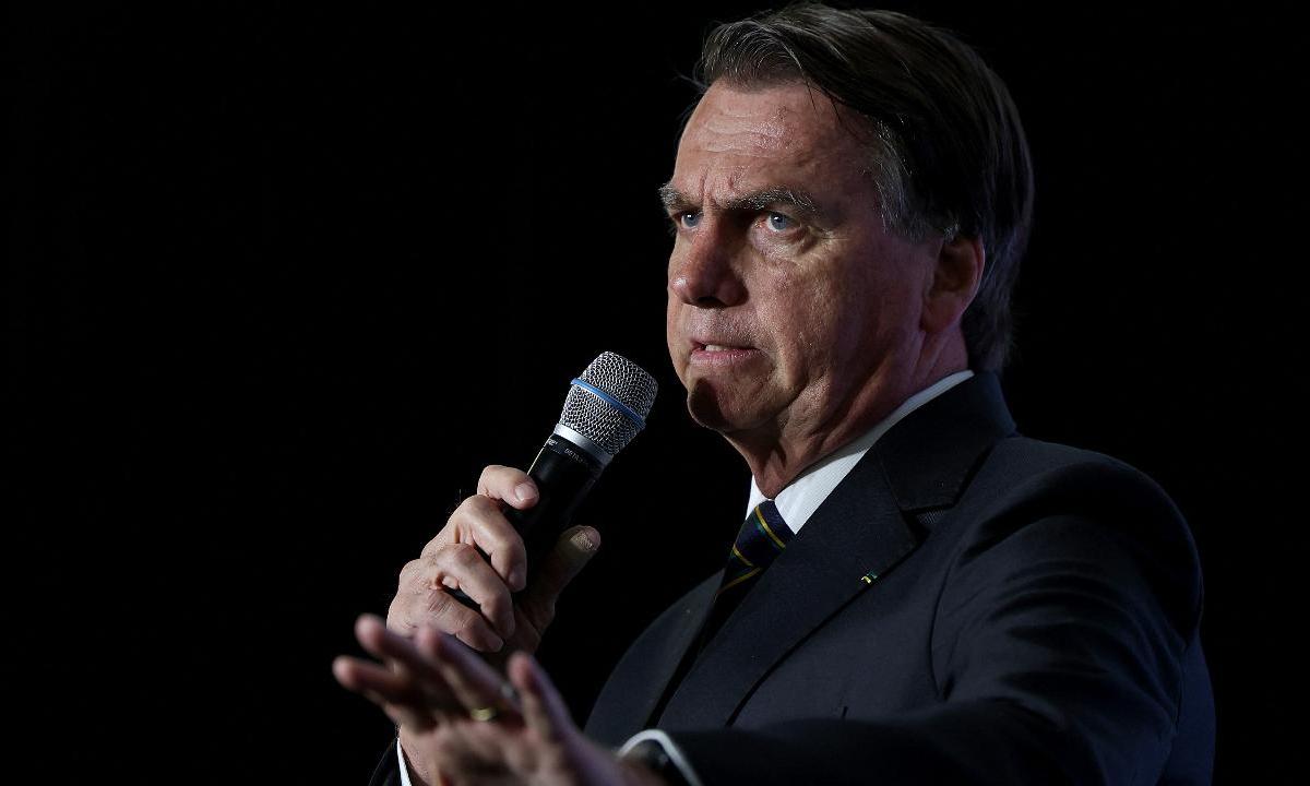 Bolsonaro reclama de salário da Presidência: 'R$ 33 mil. Compensa?' - Joe Raedle/AFP