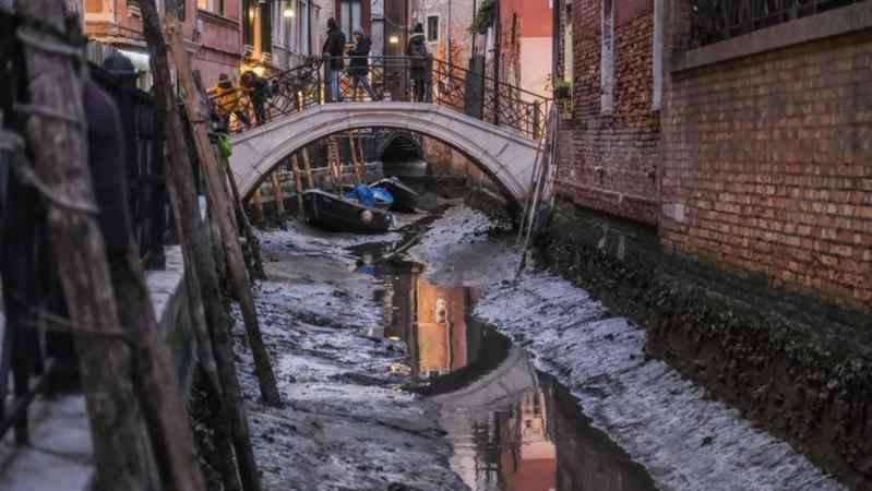 As impressionantes imagens dos canais de Veneza secos - Getty Images