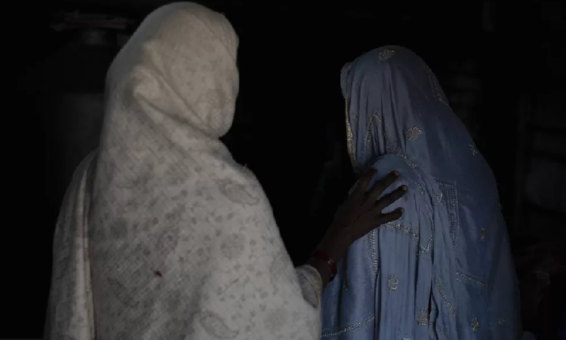 Mãe indiana consegue condenação de estuprador 'morto' da filha de 12 anos - SWASTIK PAL