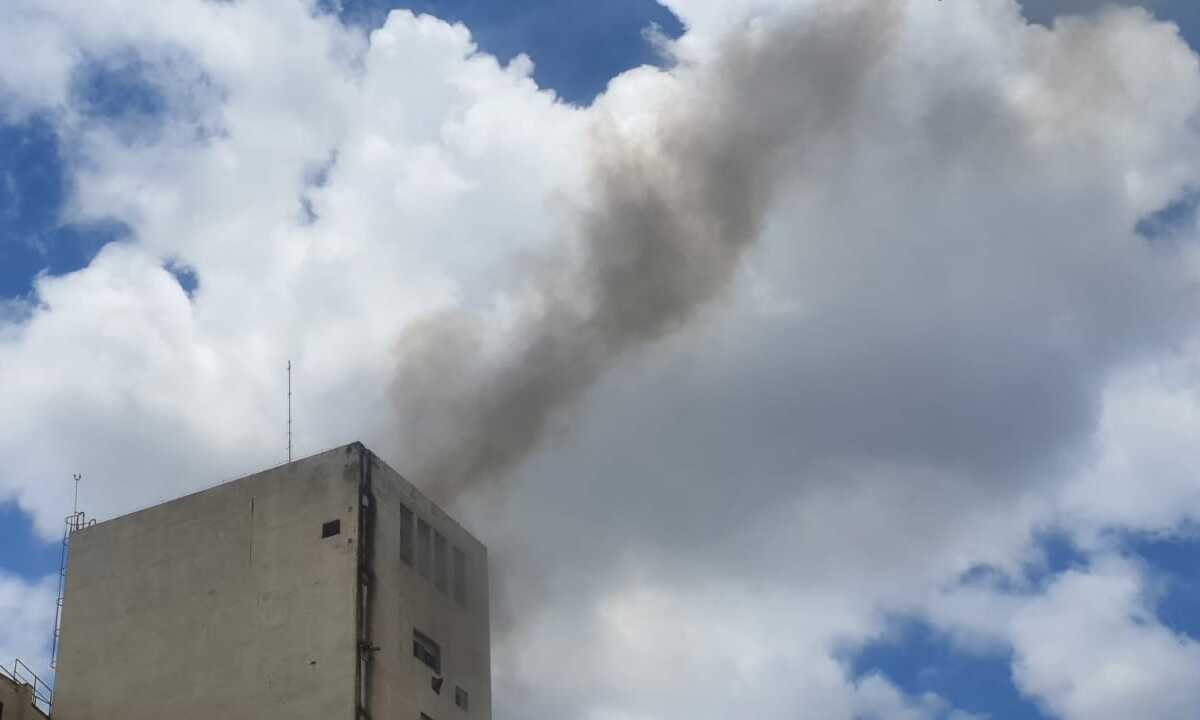 Incêndio no Othon: 'Teve uma explosão e logo tava tudo tomado', diz lojista - Foto: Leandro Couri/EM/D.A Press