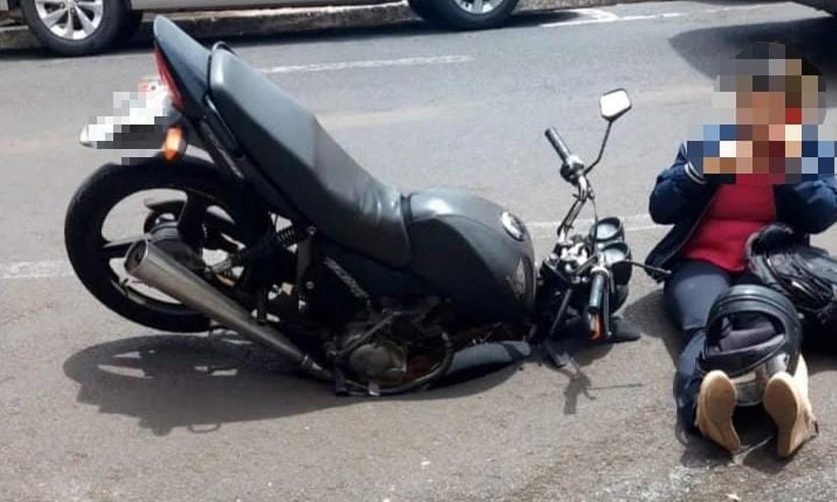 Mãe e filha caem com moto em buraco de rua em Uberaba  - Redes Sociais/Divulgação