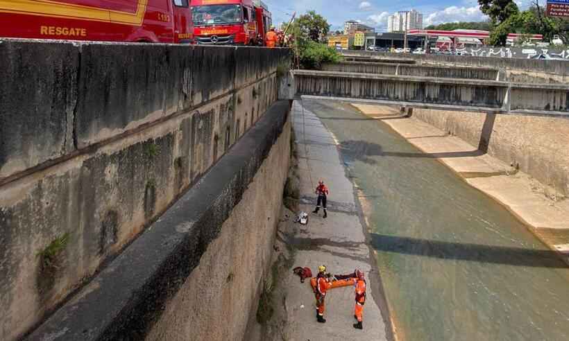 Homem cai no Rio Arrudas e é resgatado em BH - CBMMG / Divulgação