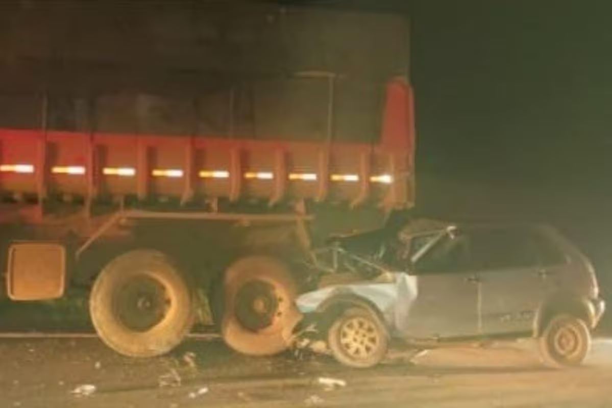 Jovens morrem em acidente envolvendo carro e caminhão em Minas - PMMG / Divulgação