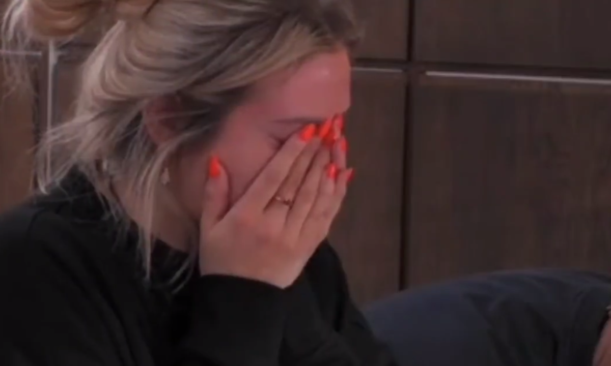 Mulher chora por não poder abraçar seu cão no Big Brother Holanda; VÍDEO - Reprodução/ Redes Sociais 