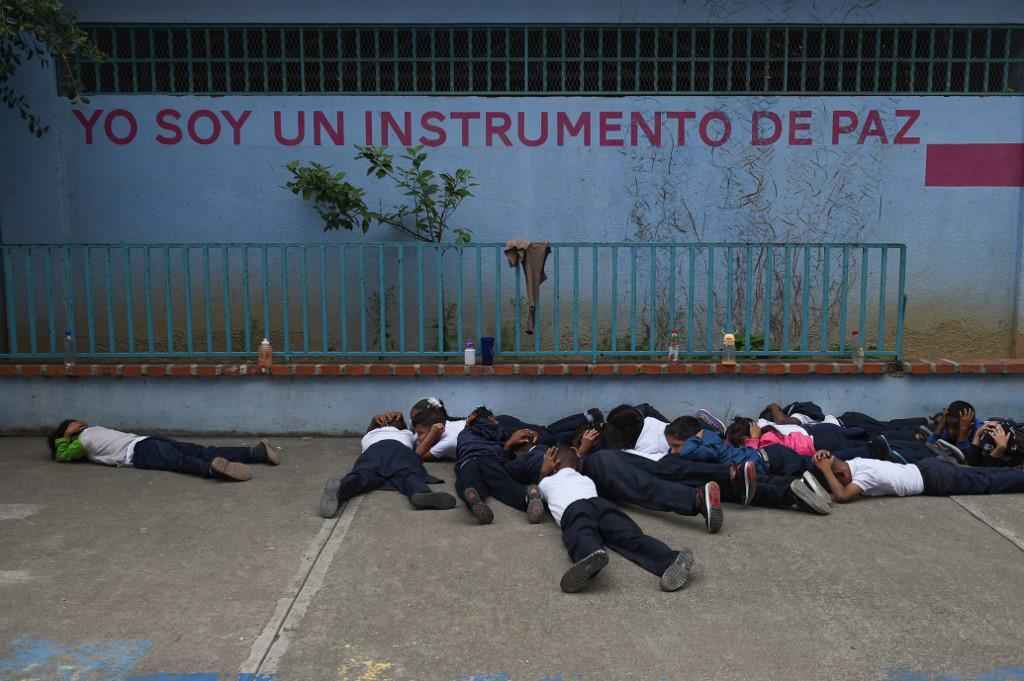 Escolas ensinam alunos a se protegerem de tiroteios em zonas pobres da Venezuela - Miguel ZAMBRANO / AFP