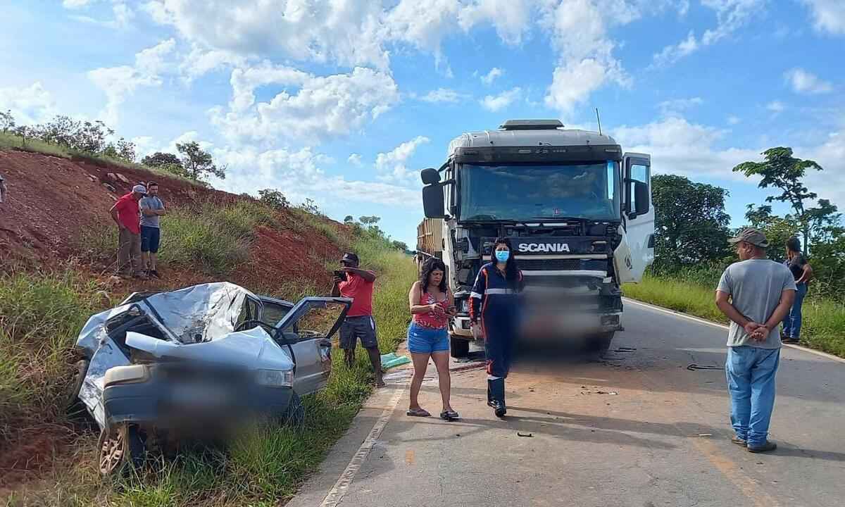 Homem morre ao bater de frente com carreta na MGC-332, em Nazareno - Corpo de Bombeiros/Divulgação