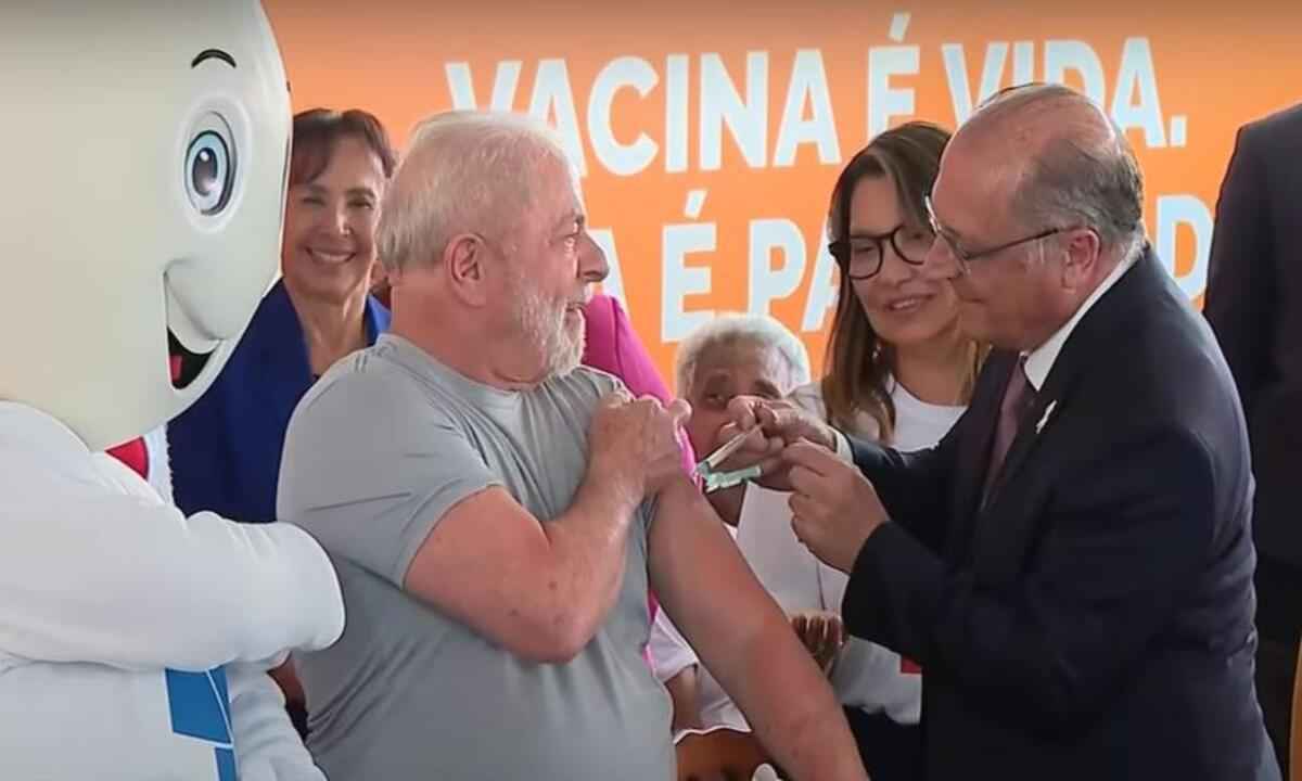 COVID: Alckmin vacina Lula com dose de reforço bivalente; veja vídeo - Reprodução/YouTube