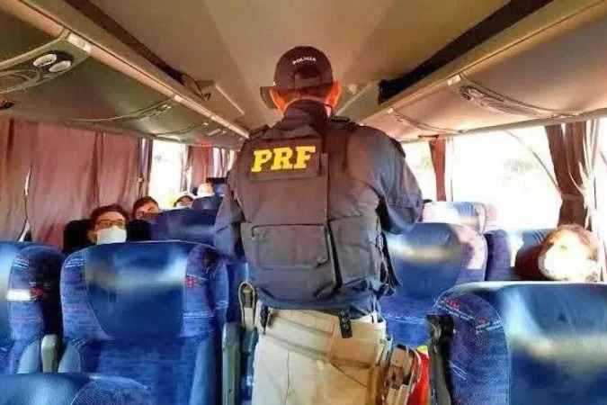 DF: Homem toca em partes íntimas de mulher em ônibus e é preso - Divulgação/PRF