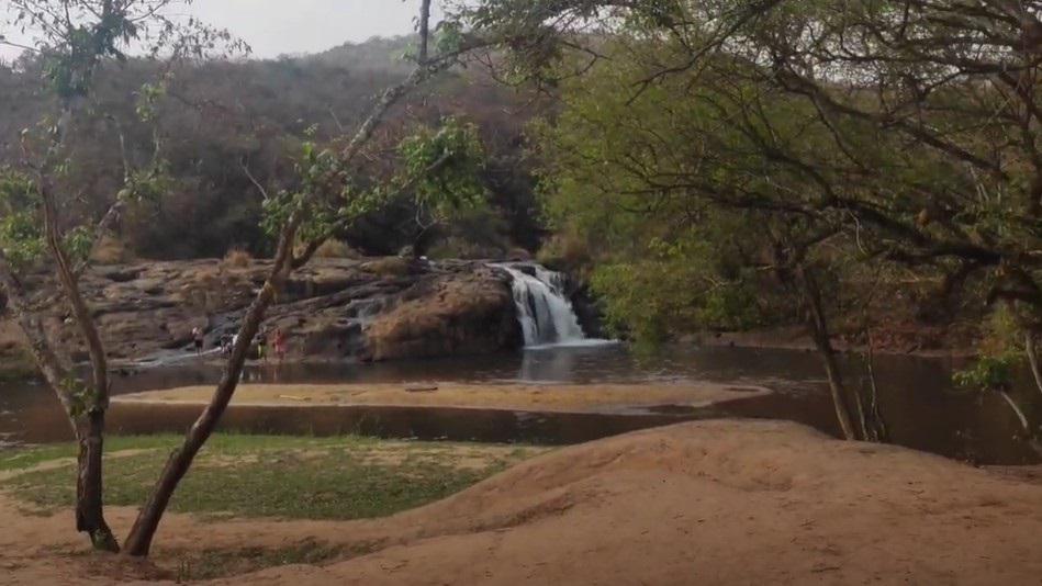 Menina morre afogada enquanto brincava em cachoeira com a família em MG - Valter Júnior