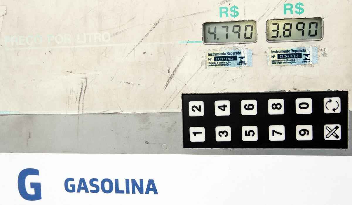 Petrobras reduz preço da gasolina em R$ 0,13 por litro - Jair Amaral/EM/D.A Press