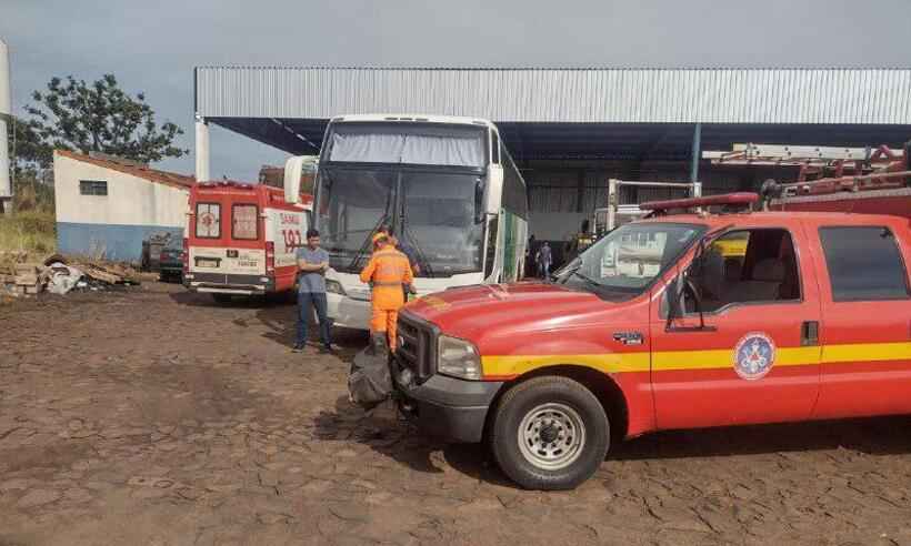 Homem é prensado por ônibus durante manutenção - CBMMG/Divulgação