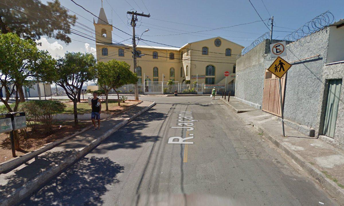 Homem cai de prédio, se choca com ônibus e é socorrido desacordado - Google Street View (2018)/Reprodução